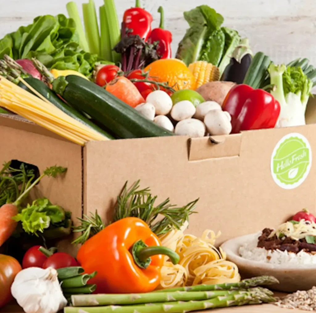 Коробка со свежими овощами и продуктами